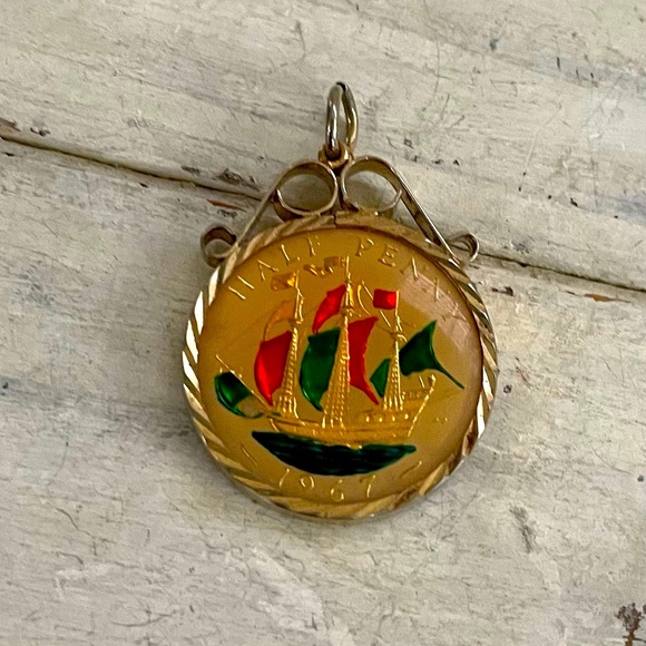 Vintage vermeil 1967 QueenElisabeth half penny pendant - Picture 4 of 5